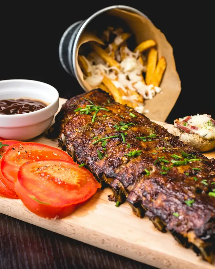 Costillas a la parrilla con tomates asados