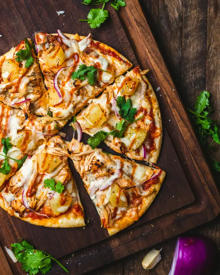Pizza recién salida del horno, cortada en triángulos