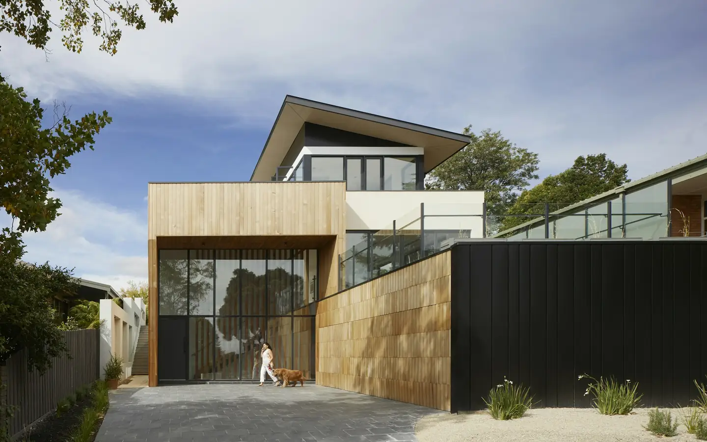 Casa terminada, con fachada de madera y vidrio